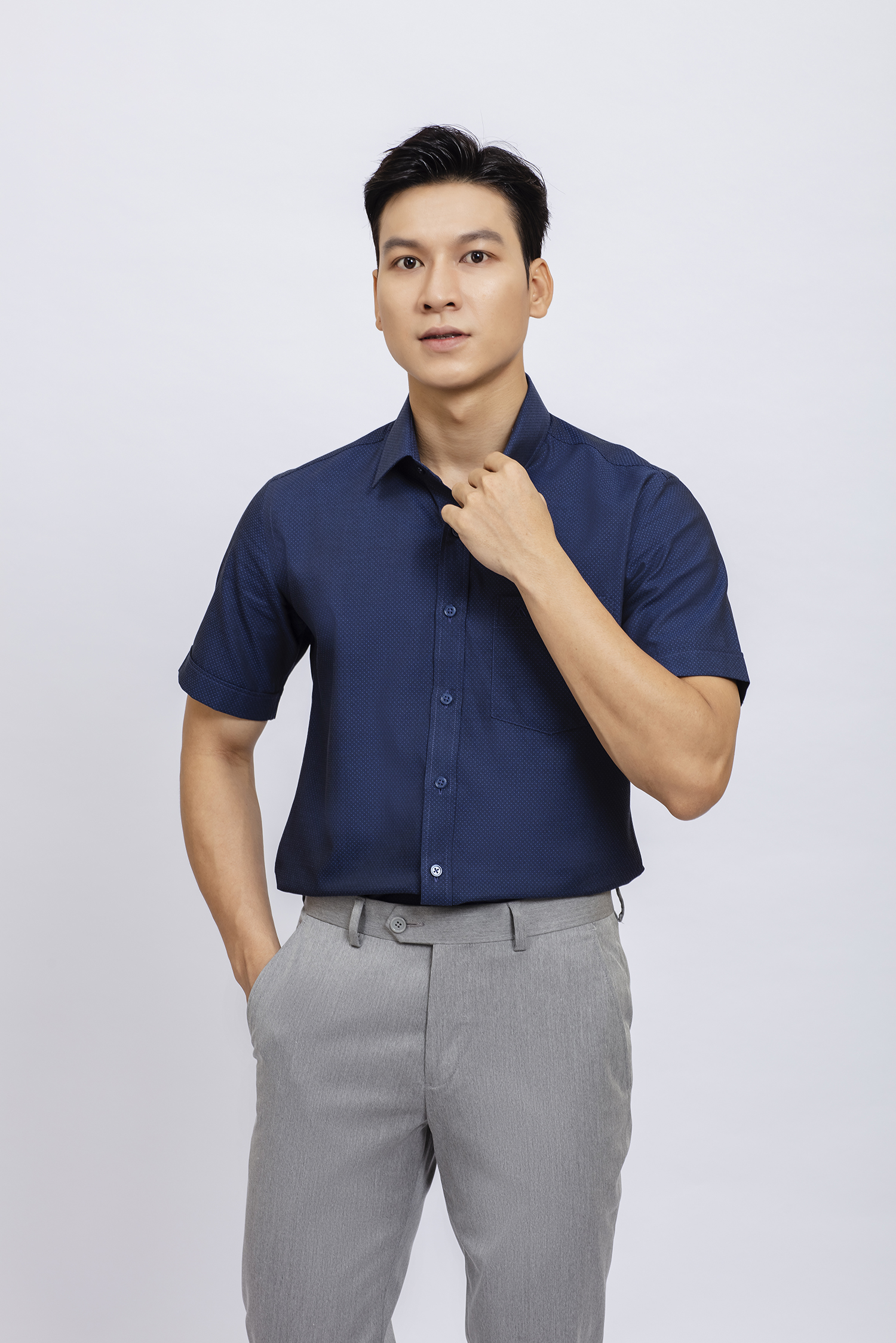 Sơ mi nam ngắn tay Regular Fit xanh dương họa tiết chấm xanh ngọc