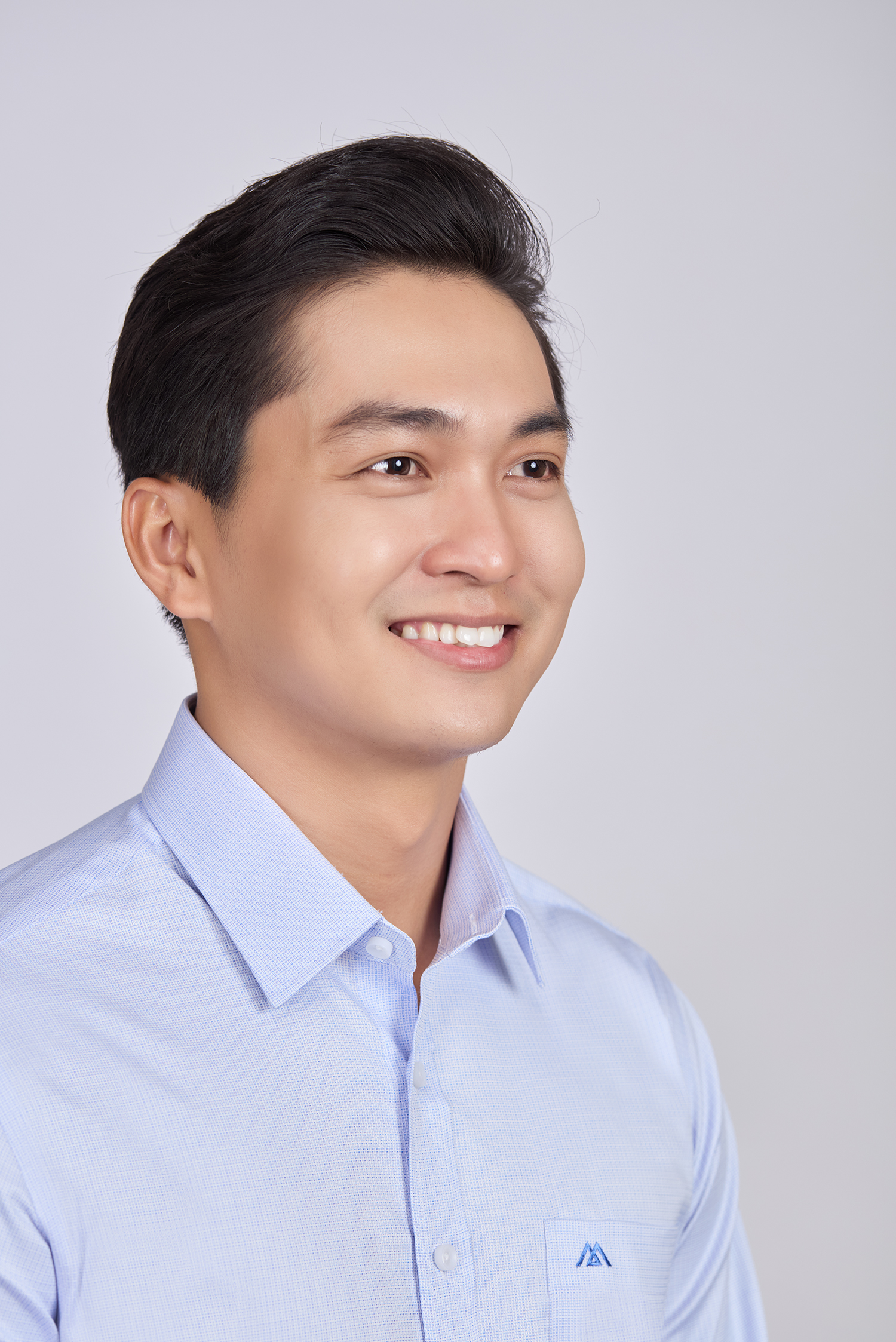 Sơ mi nam dài tay Regular vạt ngắn, màu xanh họa tiết ô vuông nhỏ